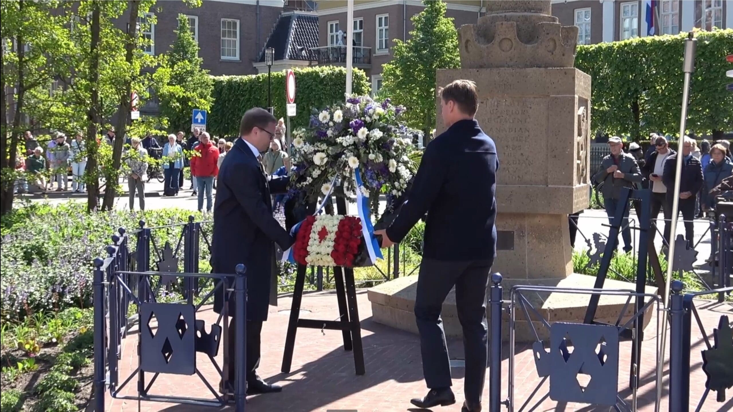 Bevrijdingsdag 2025 krans leggen